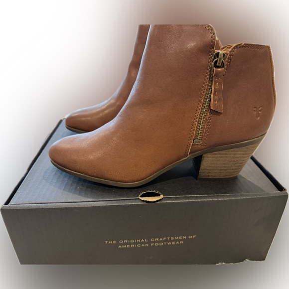 NEW FRYE leather booties SIZE 8 - Picture 3 of 6